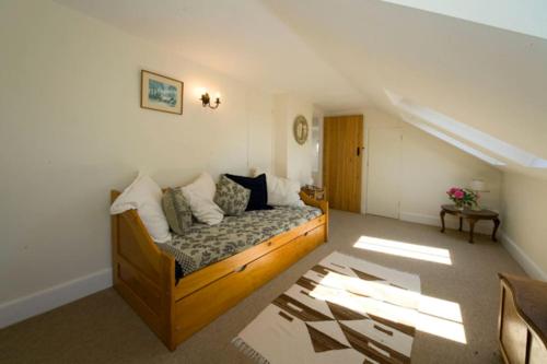 a bedroom with a bed in a room at Brook Cottage in Baltonsborough