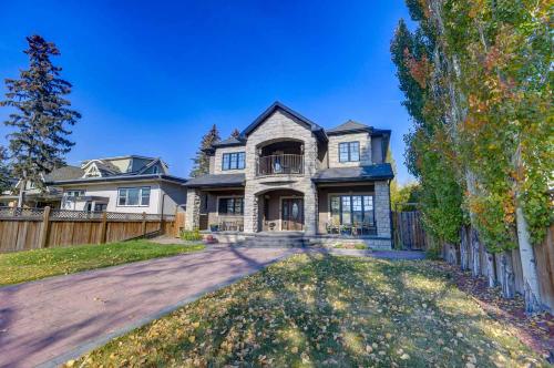 una casa grande con una valla en Westmount River Inn, en Calgary