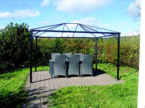 einen Tisch und Stühle unter einem Pavillon im Gras in der Unterkunft Wiesenhof in Orscholz