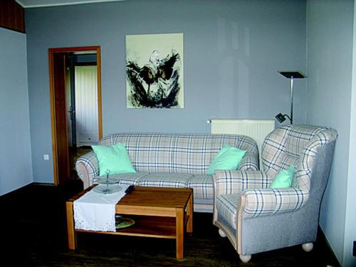 ein Wohnzimmer mit einem Sofa und einem Couchtisch in der Unterkunft Wiesenhof in Orscholz