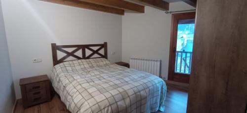 1 dormitorio con cama y ventana en Ca de Blasi en Taüll