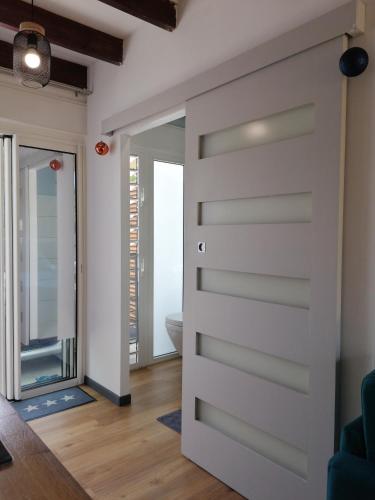 a sliding door in a room with a bathroom at Le Langka in Saint-Louis