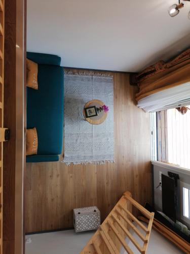 a small room with a bed and a window at Le Langka in Saint-Louis