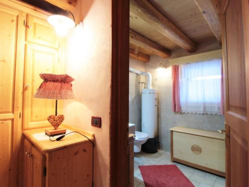 een badkamer met een tafel met een lamp bij Attractive chalet in Transacqua with garden in Transacqua