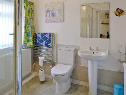łazienka z toaletą i umywalką w obiekcie Seashells w mieście Woodhorn