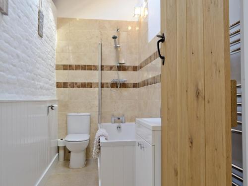 The Waggon House في Arlingham: حمام مع مرحاض ومغسلة