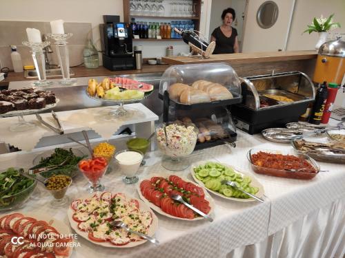 een buffet met veel gerechten op tafel bij Willa Mirella in Dębki