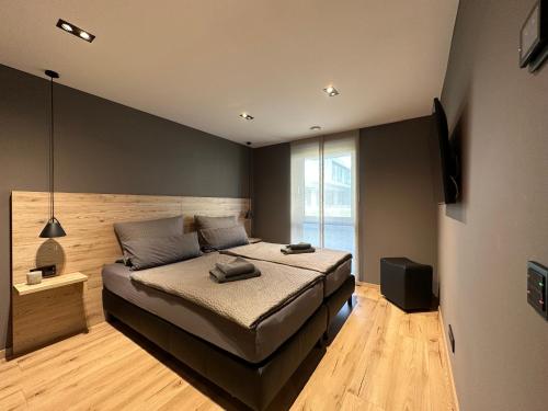 una camera con un letto e una grande finestra di Apartment34 a Öhringen