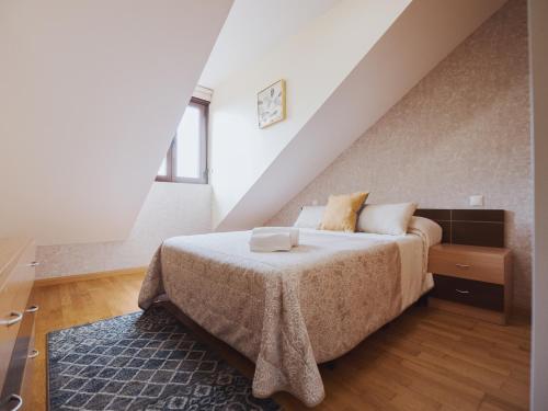 una camera da letto con letto in mansarda di Apartamento BENITA a Tordesillas