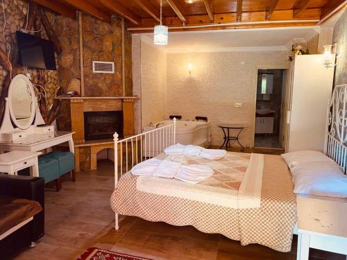 um quarto com uma cama, um lavatório e uma banheira em Ağva Kapım Otel em Şile