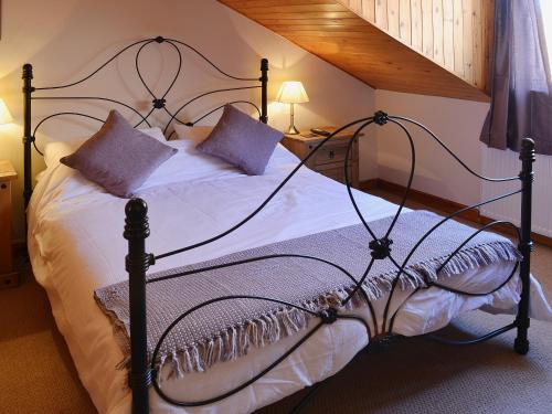 Un pat sau paturi într-o cameră la Friendship Cottage