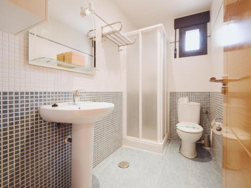 uma casa de banho com um lavatório e um WC em Apartamento "PAPA OSO" nas Tordesilhas