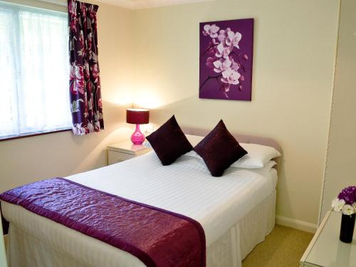 Saint CleerにあるTrevarno - B6527のベッドルーム(紫と白のシーツが備わるベッド1台付)