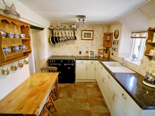Kuchyň nebo kuchyňský kout v ubytování Oddwell Cottage