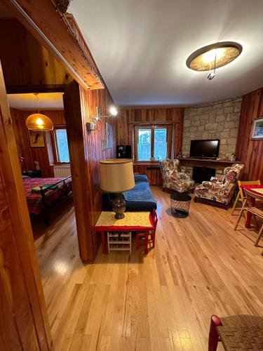 Appartamento incantevole e confortevole con Camino في تيرمينيلو: غرفة معيشة مع أريكة وطاولة