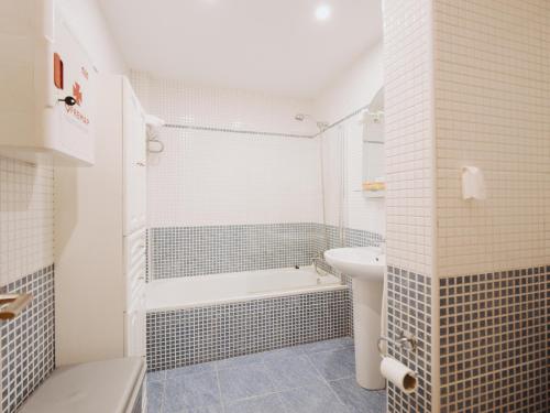 a bathroom with a tub and a toilet and a sink at Apartamento SOFIA in Tordesillas