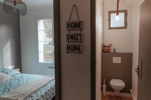 une chambre avec un lit et une salle de bain avec WC dans l'établissement Le petit rempart - Appt lumineux 2pers au coeur de Blois, à Blois