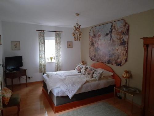 een slaapkamer met een bed en een schilderij aan de muur bij Doppelbettzimmer auf Bauernhof in Naturalleinlage in Königsberg