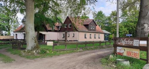 una casa vieja con un camino delante de ella en Doppelbettzimmer auf Bauernhof in Naturalleinlage en Königsberg