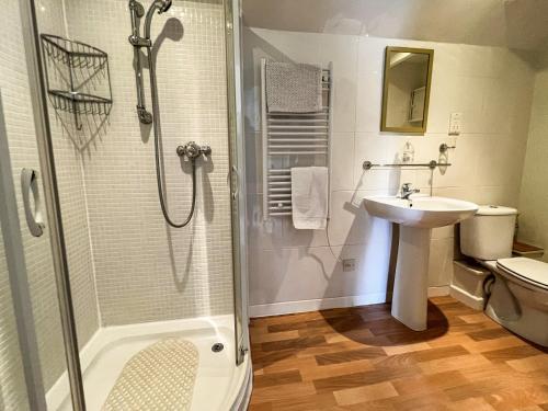 ein Bad mit einer Dusche, einem Waschbecken und einem WC in der Unterkunft Dragonfly One in North Newton