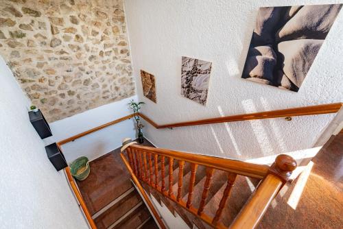 un escalier avec quelques photos sur le mur dans l'établissement Holiday home Mirko, à Knin