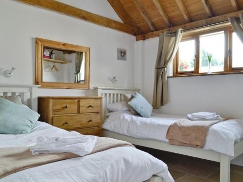 1 Schlafzimmer mit 2 Betten und einem Fenster in der Unterkunft The Parlour in Arlingham