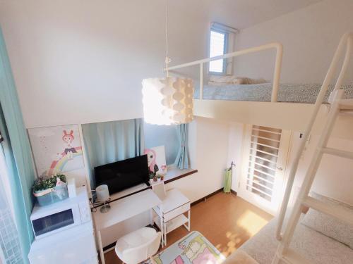 Habitación pequeña con litera y escritorio. en Glen Stage 中浦和 en Saitama