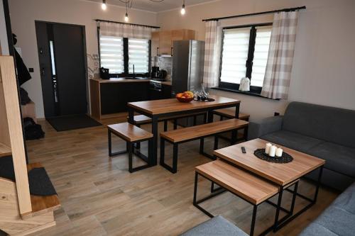 salon z kanapą i stołem w obiekcie Willa i domki Victoria w Wiśle
