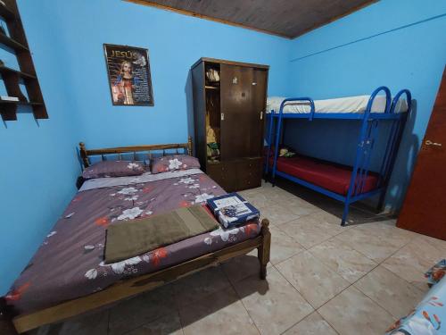 1 dormitorio con 1 cama y 1 litera con armario en Naturaleza pura en Puerto Iguazú