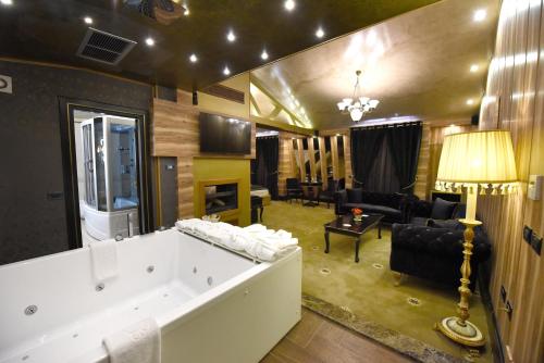 ein großes Wohnzimmer mit einer großen Badewanne in einem Zimmer in der Unterkunft Hotel Hymeti's Palace in Pogradec