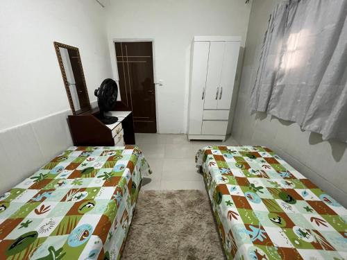 um quarto com duas camas num quarto em Casa Bairro Boa Vista 1 em Caruaru
