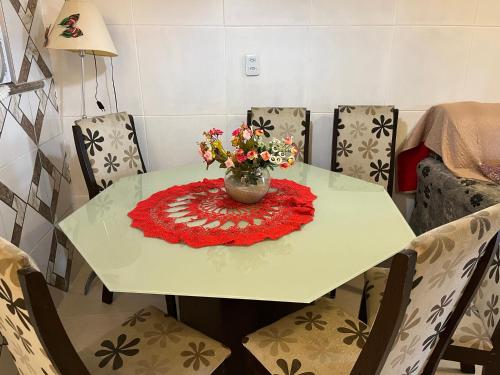 einen Tisch mit einer Blumenvase drauf in der Unterkunft Casa Bairro Boa Vista 1 in Caruaru