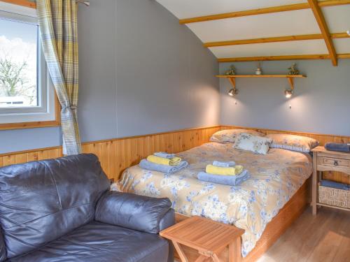 1 dormitorio pequeño con 1 cama y 1 sofá en The Ash Uk38291 en Crosby Garrett