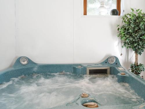 una vasca idromassaggio in una stanza con acqua di The Granary - 16437 a Huntington