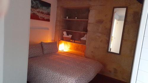 Dormitorio pequeño con cama y espejo en La Guinda Real, en Vigo