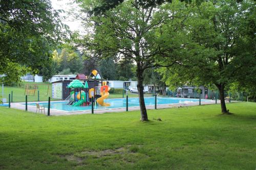 een park met een speeltuin met een glijbaan bij Cottage 