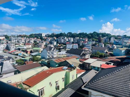 una vista aérea de una ciudad con edificios en Duy Thanh hotel en Da Thien