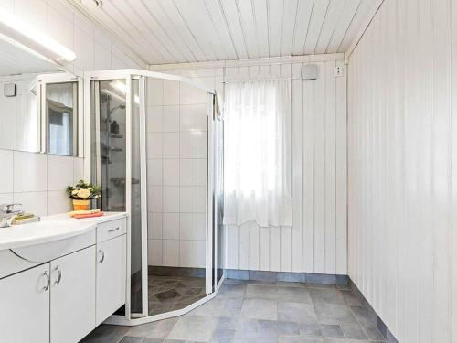 ein Bad mit einer Dusche und einem Waschbecken in der Unterkunft Holiday home Kalvåg II in Kalvåg