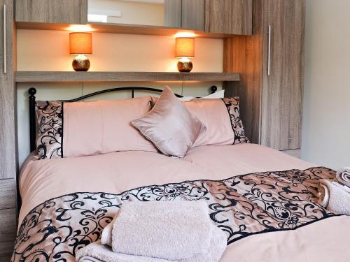 sypialnia z dużym łóżkiem z 2 światłami w obiekcie Owl Cottage w mieście Llandeilo