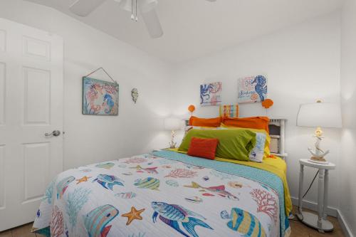 Un dormitorio con una cama con pescado. en Cottage C, en Flagler Beach