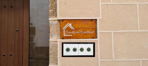 a sign on the side of a building with stars on it at Los Ríos - Sierra de Gata in Torre de Don Miguel