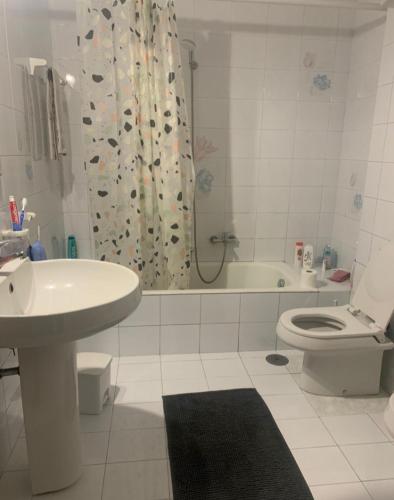 La salle de bains est pourvue d'un lavabo, de toilettes et d'une douche. dans l'établissement La Stanza sul Porto, à Ischia
