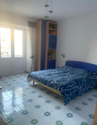 伊斯基亞的住宿－La Stanza sul Porto，卧室配有1张床,铺有瓷砖地板。