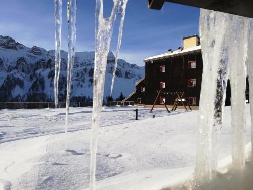 une sculpture de glace d'une aire de jeux avec des montagnes en arrière-plan dans l'établissement Tana delle Marmotte, à Falcade