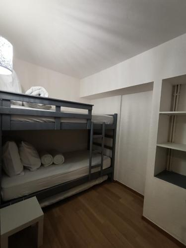 een kleine kamer met stapelbedden in een kamer bij Appartement la Plagne,7 pers rénové in Aime La Plagne