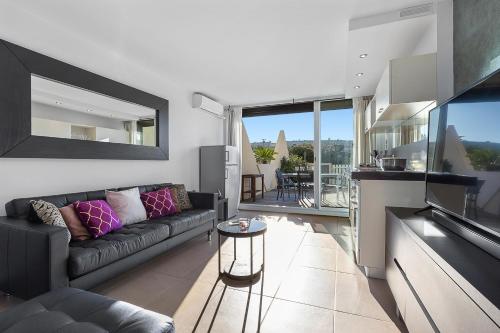 un salon avec un canapé et une table dans l'établissement Village Naturiste R4N - Le Cassis Heliopolis Luxe, au Cap d'Agde