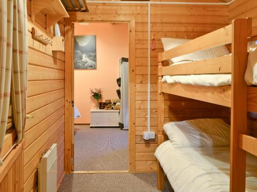 Wavertonにあるヘッジホッグ メドウズのキャビン内の二段ベッド2台が備わる客室です。