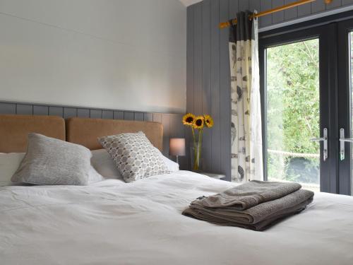 Un pat sau paturi într-o cameră la Ponsford Ponds Jacks Shepherd Hut - Bcponhut