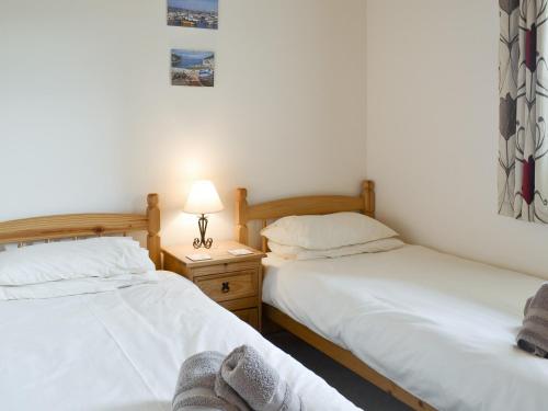 two beds sitting next to each other in a bedroom at Kingfisher Cottage - 25114 in Flamborough