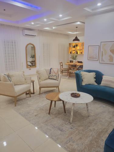 un soggiorno con divani e tavolo di The Private Apartments: 2-Bedroom & 3-Bedroom a Port Harcourt